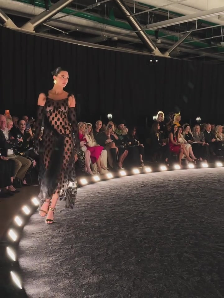 肯豆这裙子也太性感了吧布克现在估计在家拍大腿了